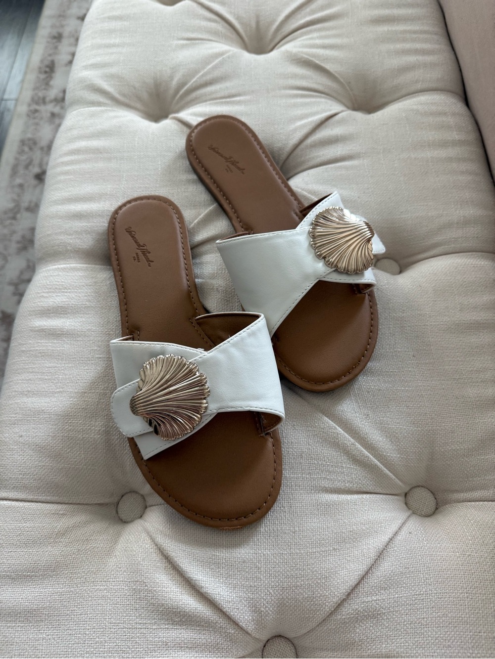 Universal Thread White Seashell Sandals Size 9